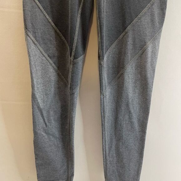 Beyond Yoga Grey Soft Leggings 7/8 size Small - Picture 2 of 7